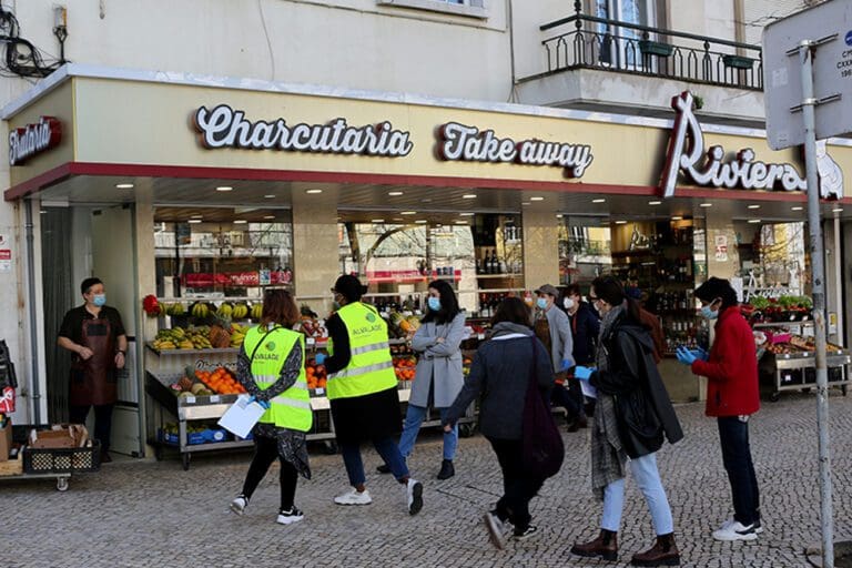 TAKEAWAY EM ALVALADE PARA FAMÍLIAS CARENCIADAS