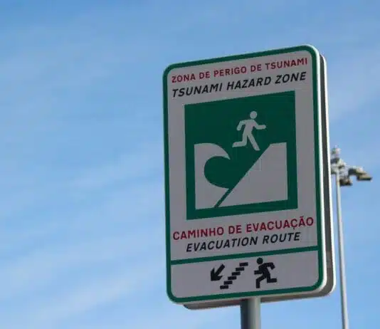 SIRENES AVISAM LISBOETAS PARA PERIGO DE TSUNAMI