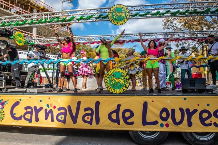 O Carnaval de Loures está de volta entre os dias 4 a 22 de fevereiro. O evento está de volta, após dois anos de condicionamentos devido à pandemia, com o tema 'Explosão de Alegria'.