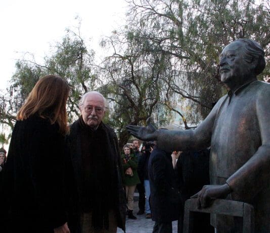Esta estátua é composta por duas esculturas em bronze, que representam os dois atores