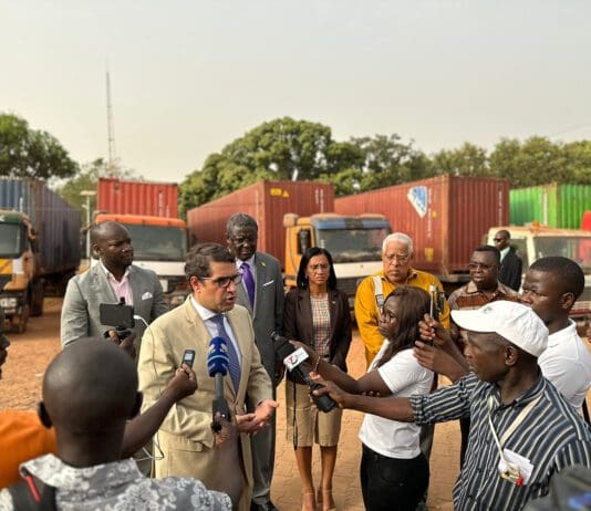 O Vice-presidente da Câmara Municipal de Oeiras, Francisco Rocha Gonçalves, foi até à Guiné-Bissau, onde entregou, na passada quinta-feira, dia 16 de fevereiro, mais de nove mil livros e fardas às forças de segurança daquele país, assim como mesas para salas de aula
