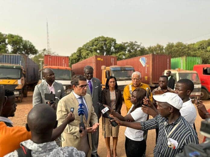 O Vice-presidente da Câmara Municipal de Oeiras, Francisco Rocha Gonçalves, foi até à Guiné-Bissau, onde entregou, na passada quinta-feira, dia 16 de fevereiro, mais de nove mil livros e fardas às forças de segurança daquele país, assim como mesas para salas de aula