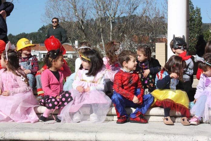 A União de Freguesias de Carnaxide e Queijas promoveu, este ano, três desfiles de Carnaval. Desta forma, vão passar por Carnaxide, Queijas e Outurela