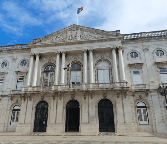 De acordo com a vereadora do Bloco de Esquerda (BE), Beatriz Gomes Dias, "é incompreensível que o Presidente da CML tenha aproveitado para promover uma política portas fechadas à imigração, defendendo quotas