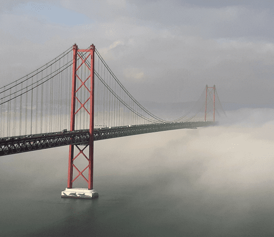 O Arco Ribeirinho Sul é um projeto de requalificação urbana que pretende revitalizar e requalificar as zonas ribeirinhas dos concelhos de Almada, Seixal, Barreiro, Moita, Montijo e Alcochete.