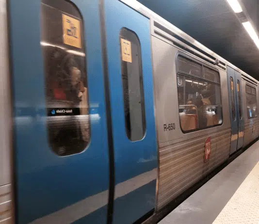 LINHA AZUL REABRE ESTA SEGUNDA-FEIRA Modernização da rede representa um investimento de 114,5 milhões de euros