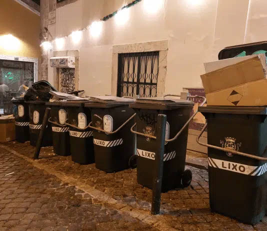 SEXTA E DOMINGO HÁ RESTRIÇÕES NA RECOLHA DO LIXO EM LISBOA Autarquia transfere mais de 15 milhões de euros para reforçar Higiene Urbana