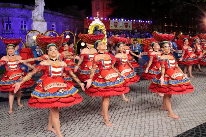 No desfile de 2022 trouxeram uma rosa da Madragoa moderna, juntamente com um pescador moderno destes novos tempos