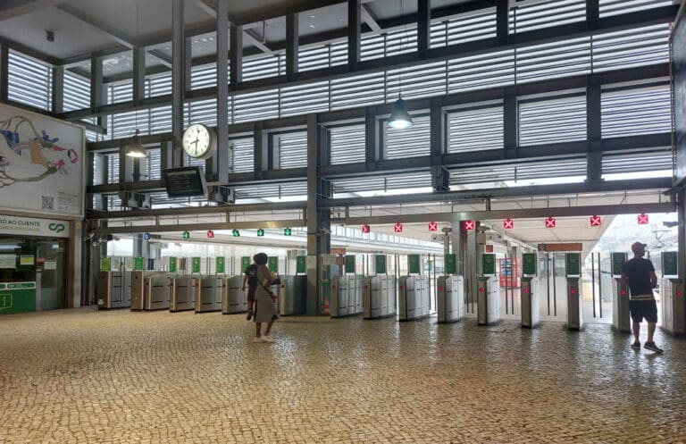 Circulação de comboios entre o Cais do Sodré e Algés suspensa nos próximos dois fins-de-semana