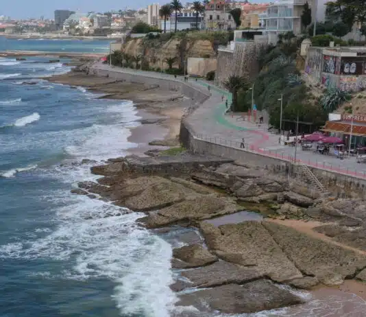 Banhistas podem nadar nas praias da Poça e das Moitas