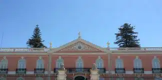 Frades franciscanos alugam quartos a professores deslocados