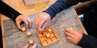 Carolina Sales Café lança carta de jogos para promover convívio e reduzir tempo de ecrã em Estoril e Oeiras