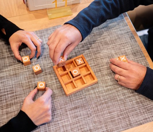 Carolina Sales Café lança carta de jogos para promover convívio e reduzir tempo de ecrã em Estoril e Oeiras