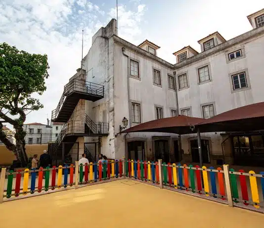 Misericórdia renova piso e instala porta na Escola Padre Abel Varzim