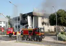 Incêndio em loja em Carnaxide perto de posto de combustível mobilizou 50 operacionais