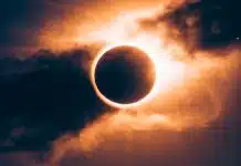 Milhares de pessoas saíram à rua para assistir ao eclipse